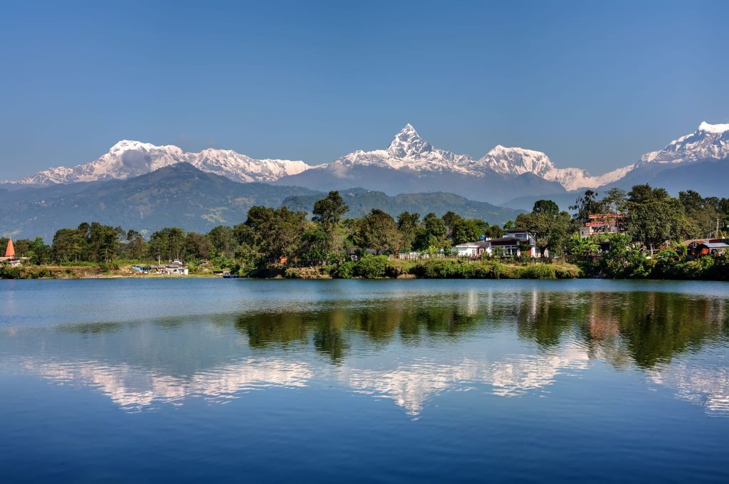 Lac Phewa et massif des Annapurnas à Pokhara au Népal